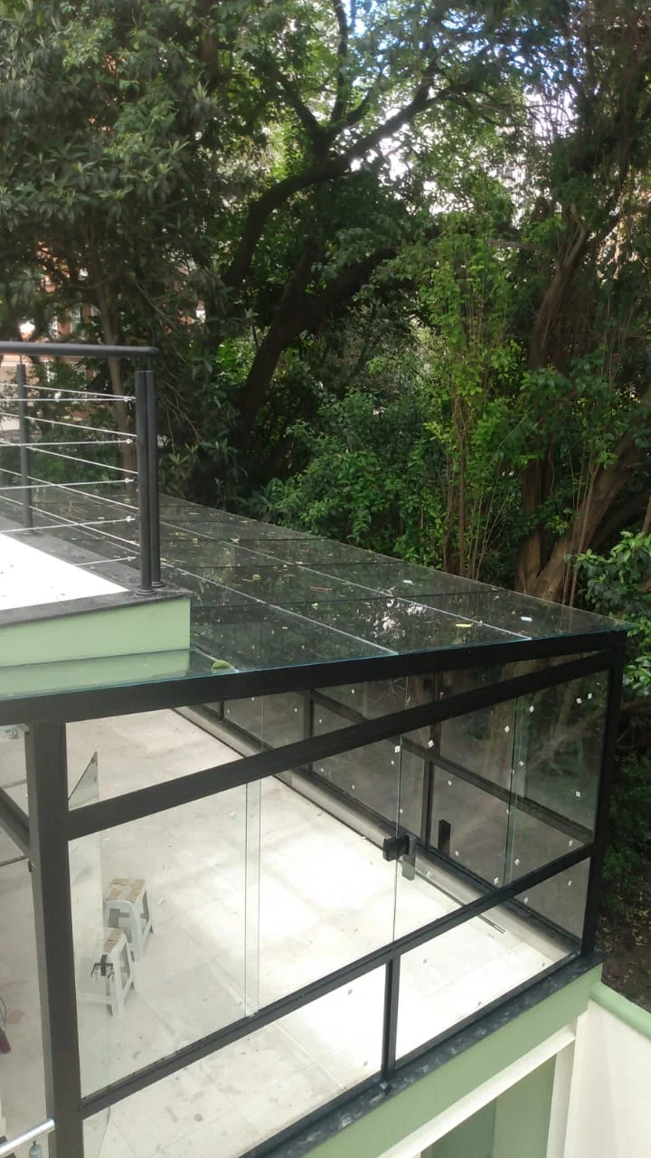 Obra real com estrutura metálica e vidro