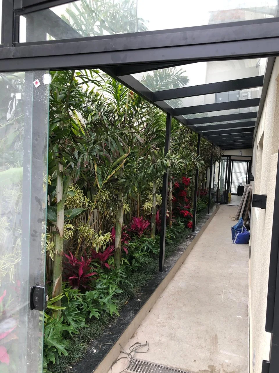Obra real de cobertura em corredor com jardim