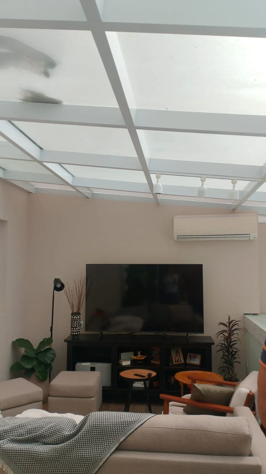 Obra real de cobertura sobre sala de estar