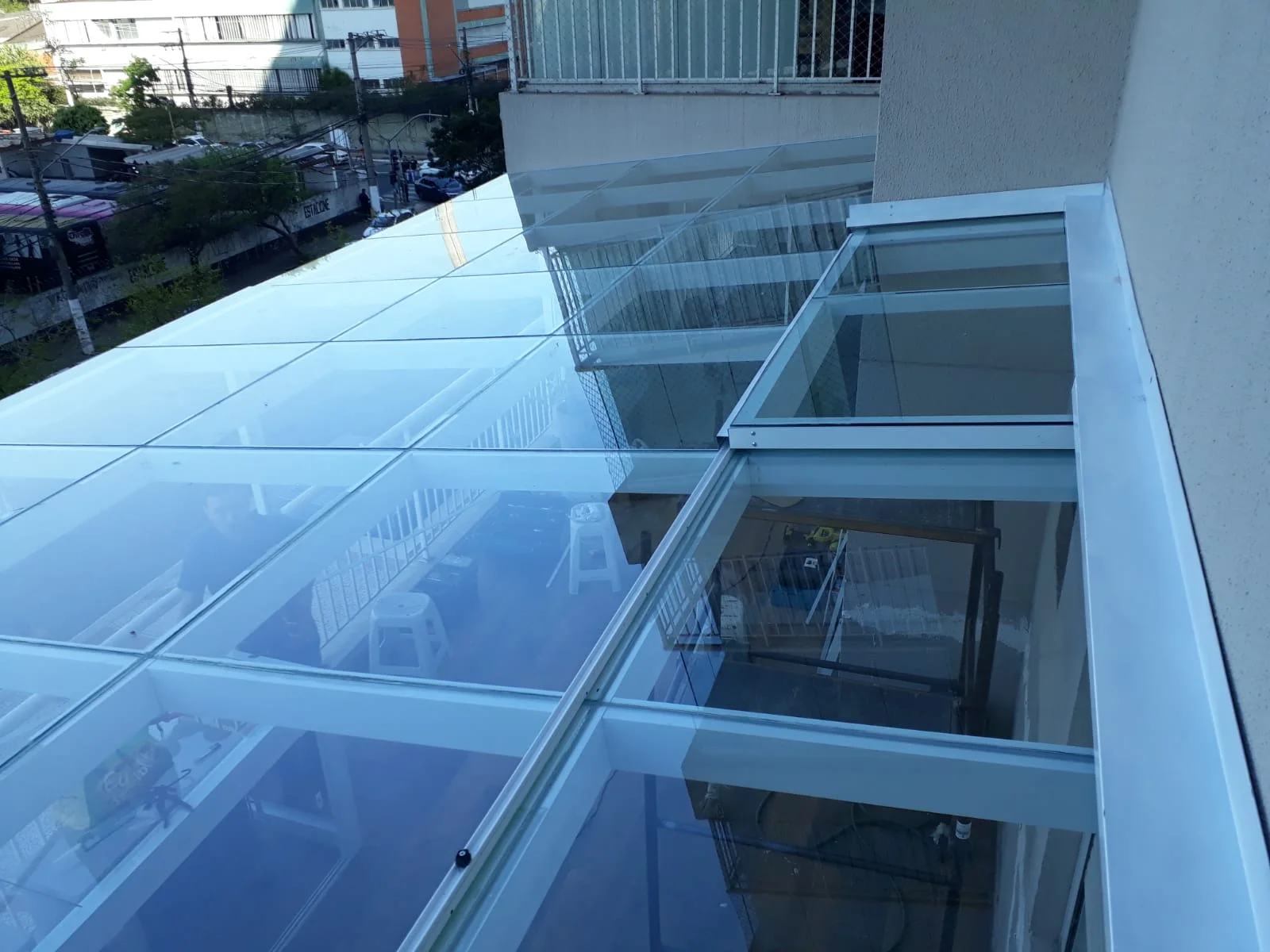Vista superior de uma obra real de cobertura de vidro